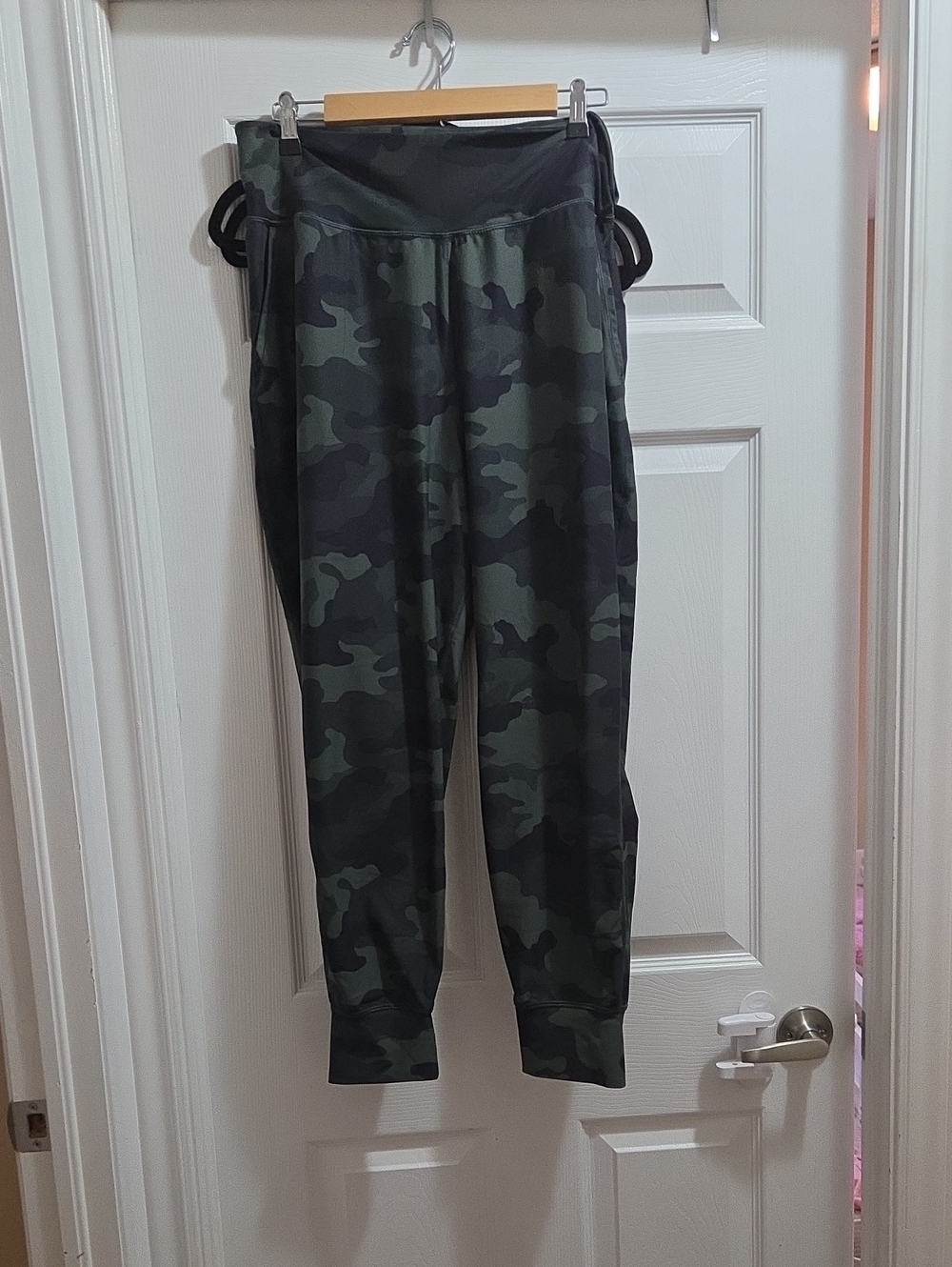 Old Navy Women's Camo Jogger Pants in Olive Green